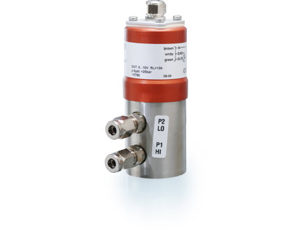 Differential pressure transmitter for liquids and gases
